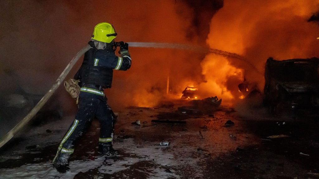 Bei massiven russischen Angriffen mit Raketen und Drohnen sind in der Ukraine viele Menschen getötet und Dutzende weitere verletzt worden.