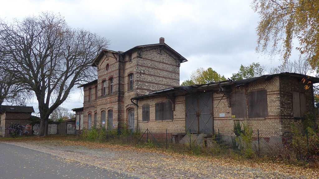 Dieser Bahnhof in Aschersleben im Salzlandkreis wird bald versteigert. Das Mindestgebot für das Objekt ist sehr niedrig.