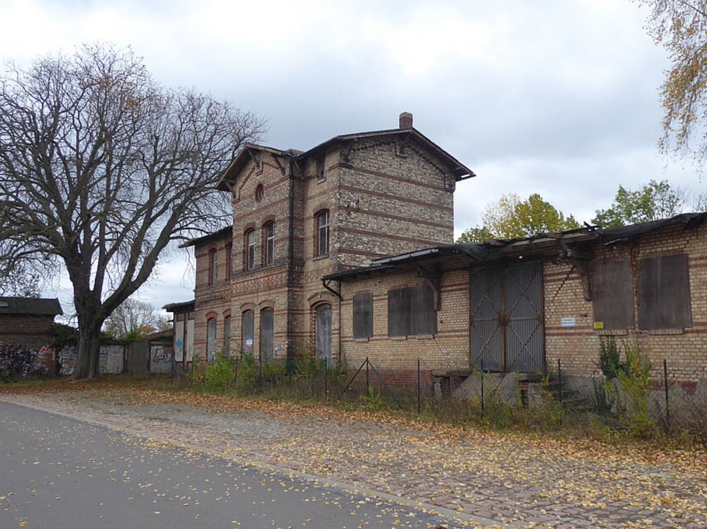 Dieser Bahnhof in Aschersleben im Salzlandkreis wird bald versteigert. Das Mindestgebot für das Objekt ist sehr niedrig.