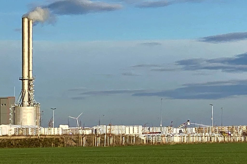 Die Löscharbeiten auf dem Außengelände zogen sich über Stunden hin.