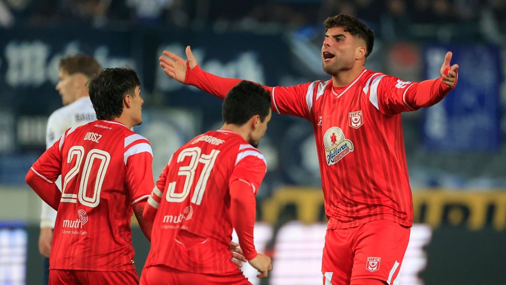 Malek Fakhro (r.) ist formstärkster HFC-Stürmer. Droht ihm in Jena trotzdem die Bank?