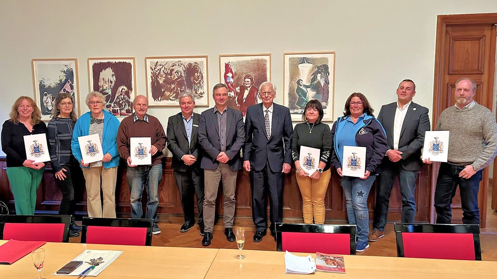 Bei einer feierlichen Veranstaltung im Ascherslebener Rathaus hat Ernst von Wnuck (7. von links) die diesjährigen Urkunden verteilt.