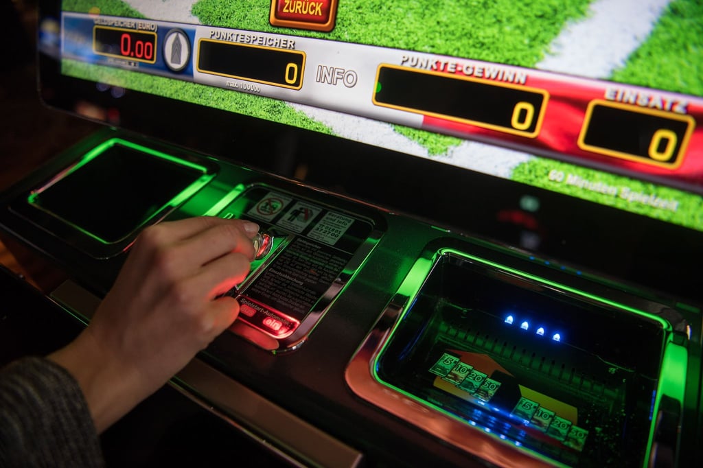 Trotz jahrzehntelanger Praxis dürfen im Neuköllner Bowling-Center keine neuen Geldspielautomaten aufgestellt werden. (Symbolbild)