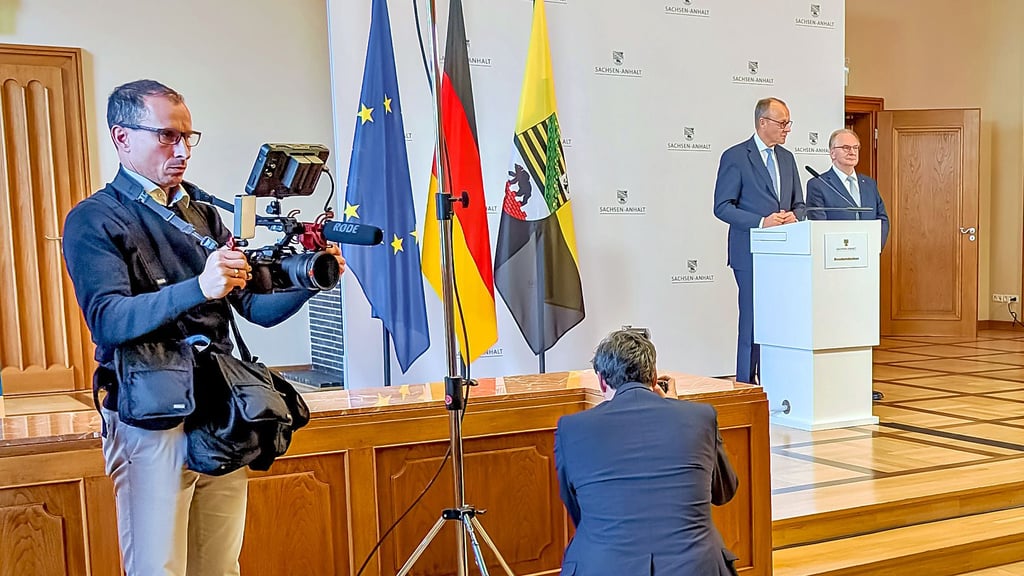 Konzentriert beim Dreh: Nicky Hellfritzsch (l.) filmt beim Besuch von Kanzler Merz.