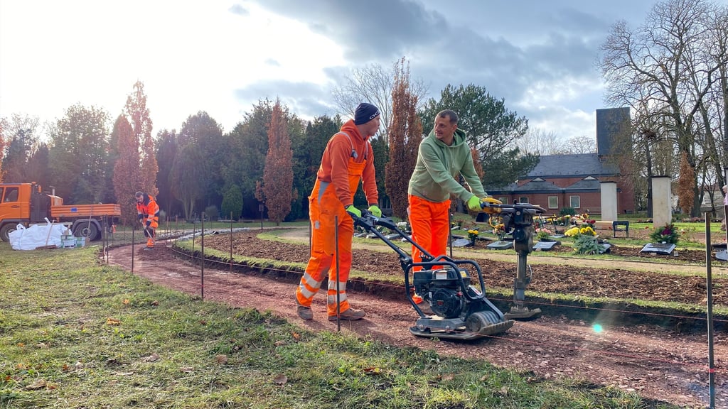 Bauen derzeit den fünften Ring des Gräberrondells auf dem Friedhof Hohenerxlebener Straße: Marcus Pich (34) an der Rüttelplatte, Nicky Klinger (38) am Hopser, Simon Apelt (21) an der Harke.