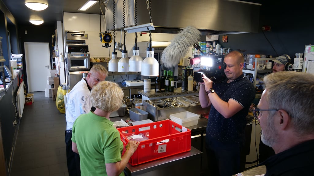 Dreharbeiten für "Macherland" mit Alexander Mönch: Seine Küche ist geprägt von regionalen Zutaten, präzisem Handwerk und einer Reise durch Südindien, die ihn kulinarisch verändert hat.