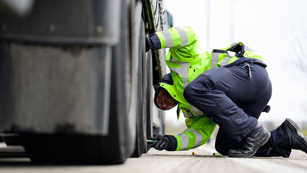 Die Beamten haben rund 90 Fahrzeuge kontrolliert.