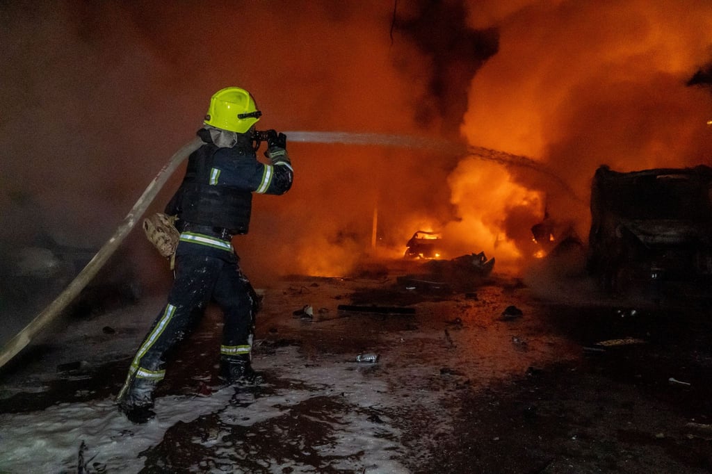 Bei massiven russischen Angriffen mit Raketen und Drohnen sind in der Ukraine viele Menschen getötet und Dutzende weitere verletzt worden.