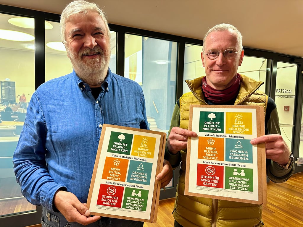  Hartwig Haase (l.) und Georg Hilbert von „Otto pflanzt!“ mit dem Aufruf zur Zukunft des Stadtgrüns, den sie im Magdeburger Stadtrat übergaben.