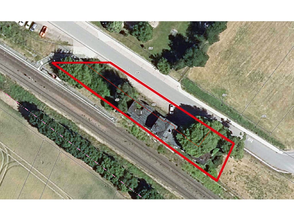 Das Gründstück liegt an der Strecke von Aschersleben nach Sandersleben. Gegenüber sind eine Grundschule und ein Kindergarten.