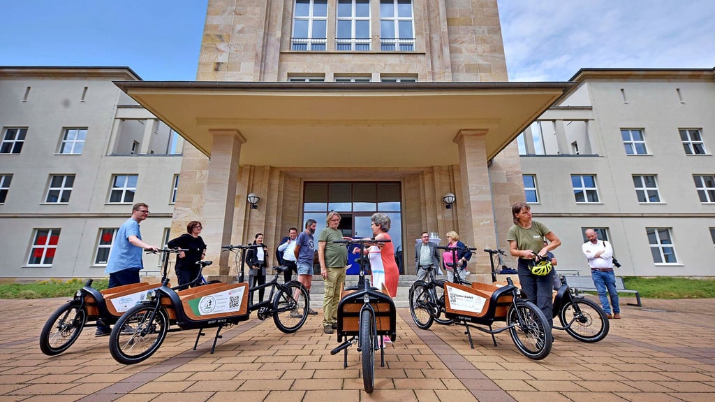 Da war die Freude noch groß. Im Sommer 2021 holten die Kooperationspartner die Lastenräder vor dem Wolfener Rathaus ab. 