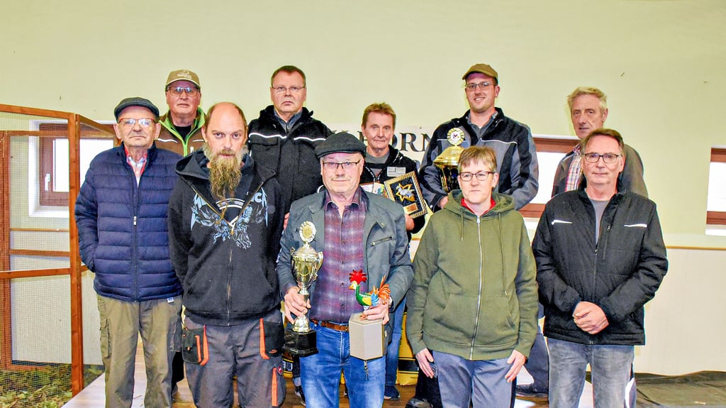 Diese Züchter, die an der Ausstellung des Rassegeflügelzuchtvereins Borne teilgenommen hatten, wurden zum Schluss  vom Vereinschef Sebastian Eggeling (2.v.r. oben) ausgezeichnet. 