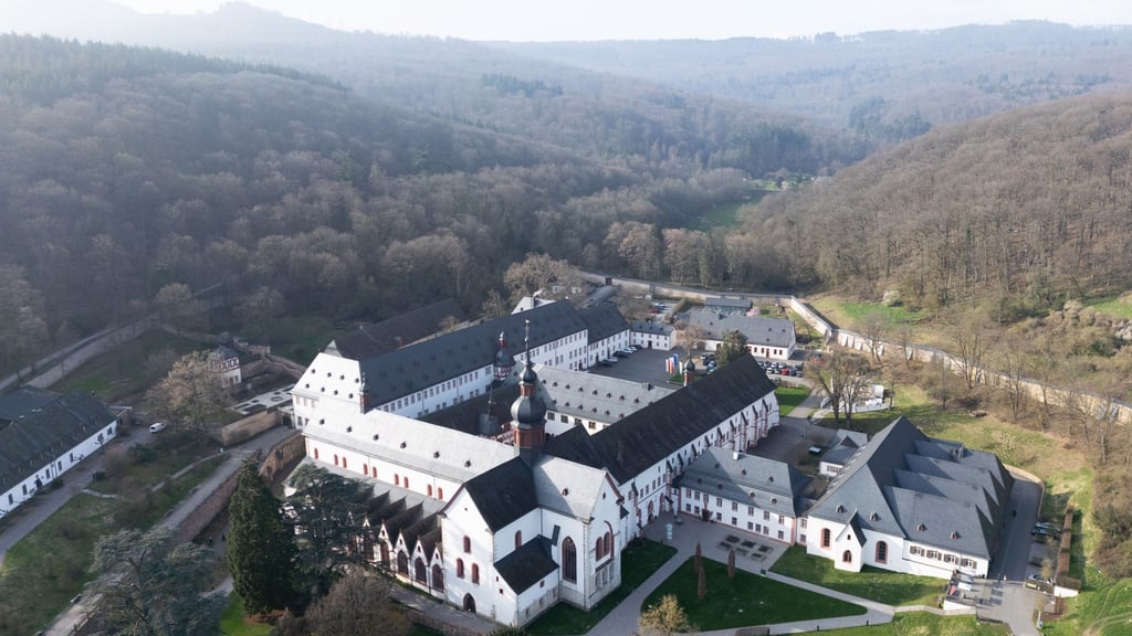 Im Kloster Eberbach im Rheingau wollen die für Weinbau zuständigen Minister aus den Bundesländern zusammenkommen. (Archivbild)