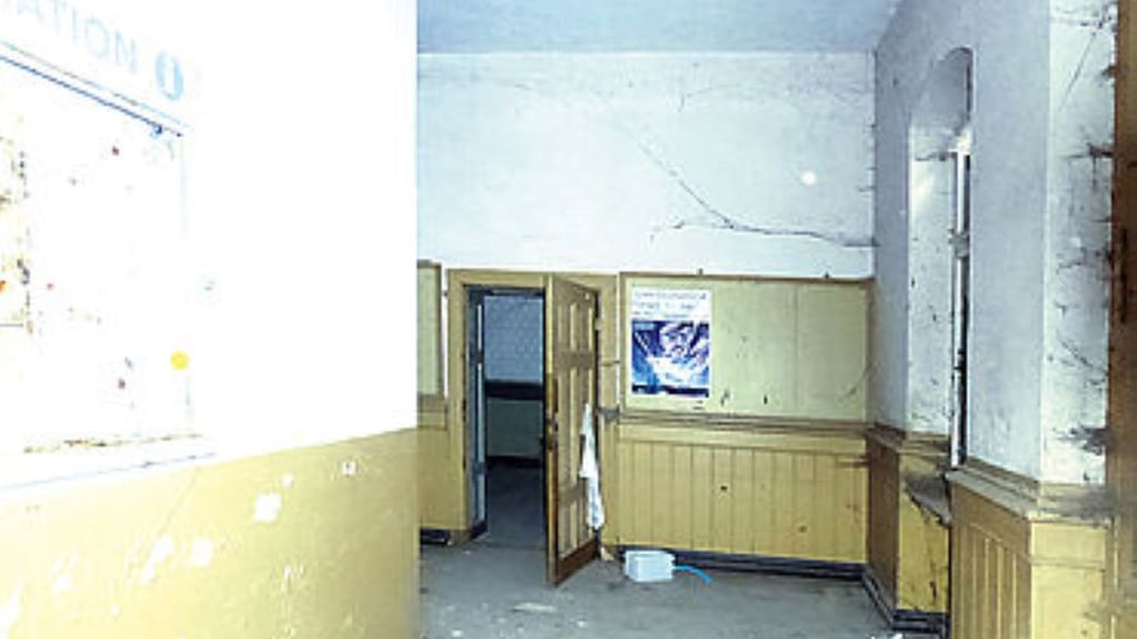 Dieser Bahnhof in Aschersleben im Salzlandkreis wird bald versteigert. Das Mindestgebot für das Objekt ist sehr niedrig.