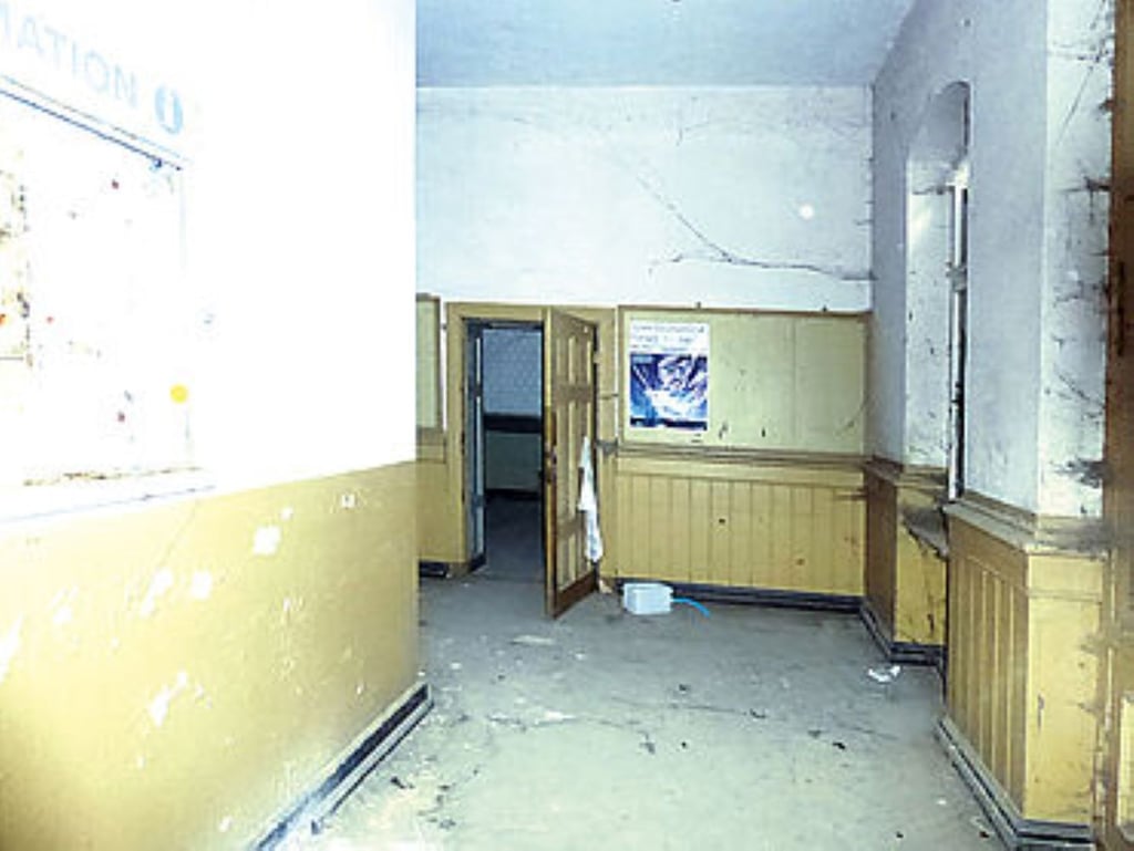 So sieht der leerstehende Bahnhof in Aschersleben von innen aus. Im Dezember soll er versteigert werden.