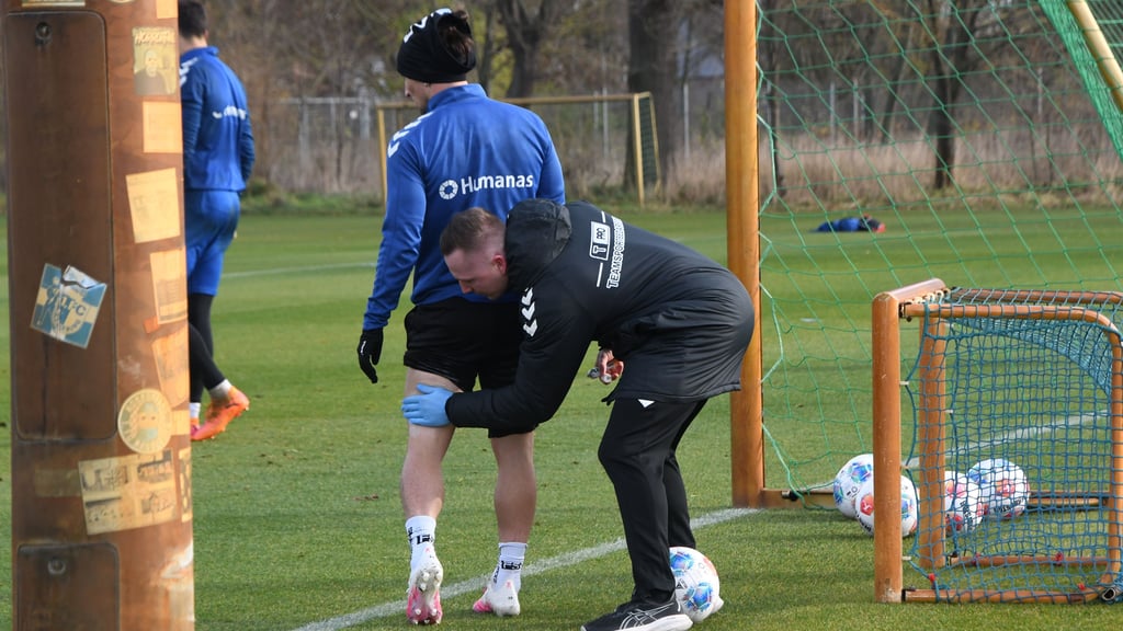 Baris Atik wird noch während des laufenden Trainings behandelt.