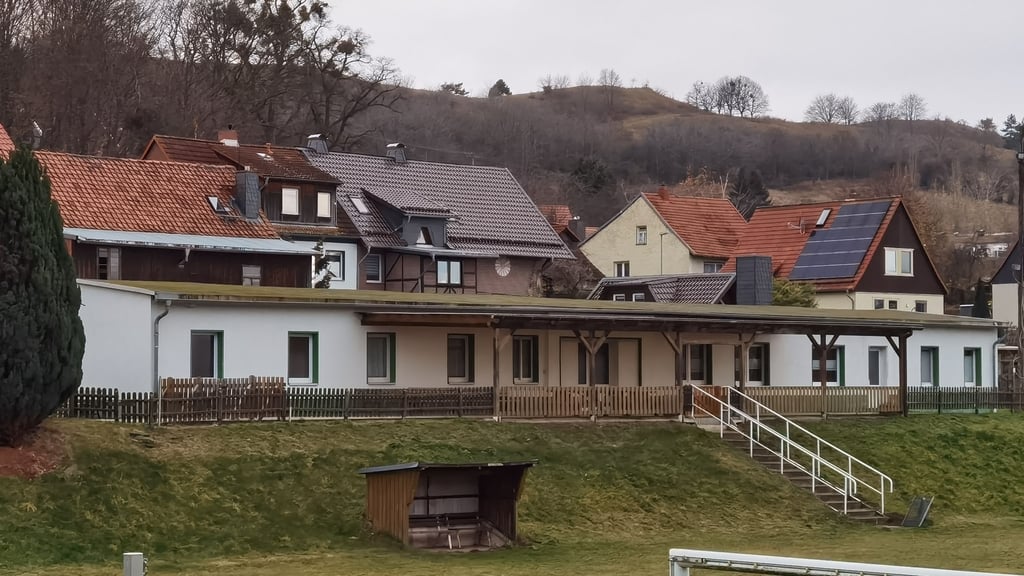 Das Dorfgemeinschaftshaus mit dem Sportlerheim in Heimburg. Die Räume im rechten Gebäudeteil sind aktuell nicht nutzbar, weil der Fußboden feucht ist.