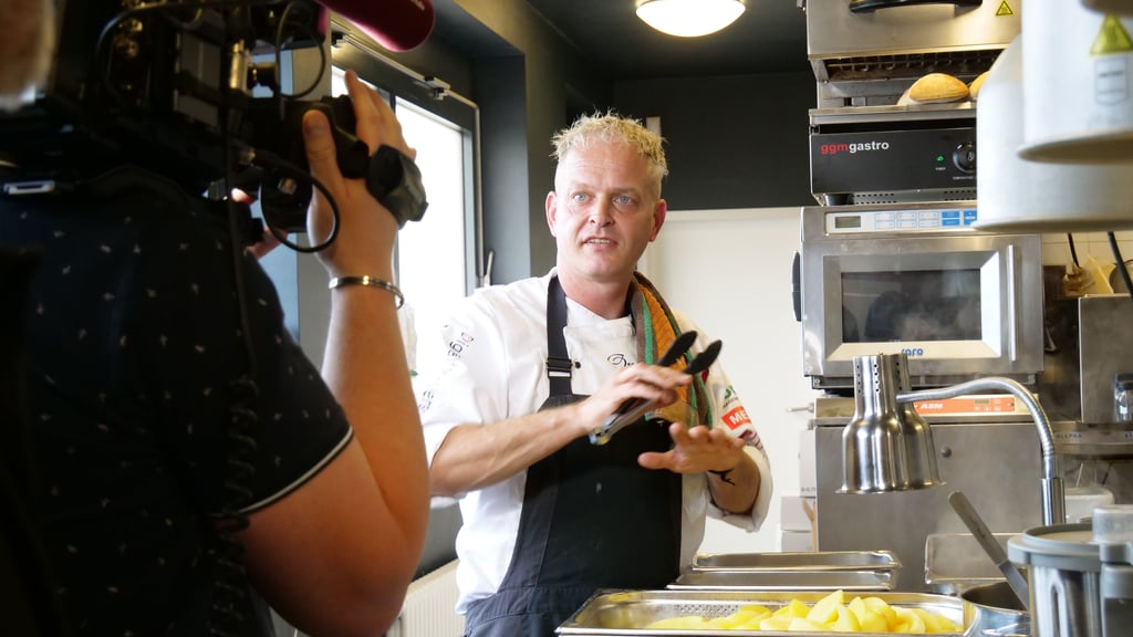 Dreharbeiten für "Macherland": Spitzenkoch Alexander Mönch in der "Orangerie" am Süßen See.