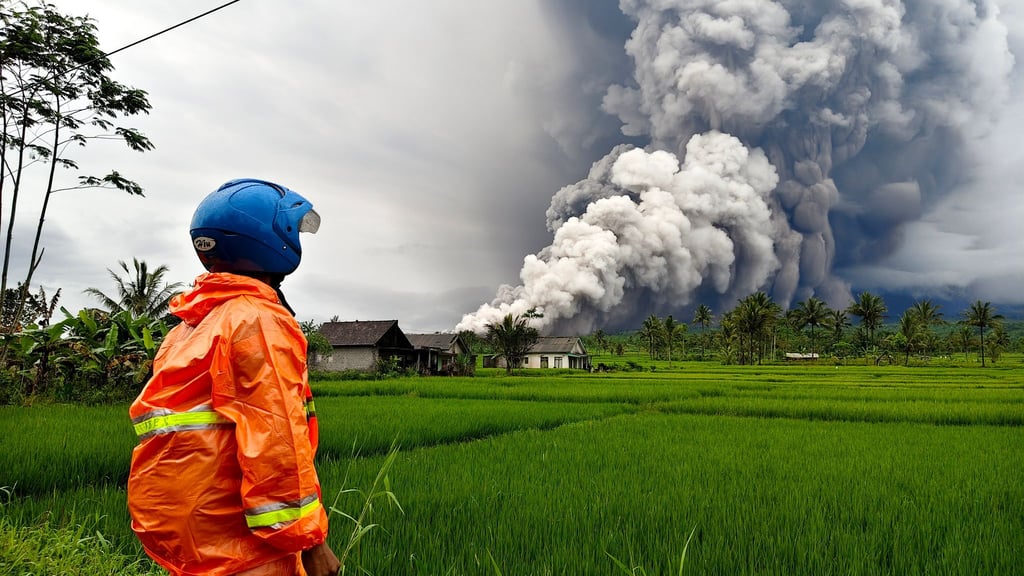 Die Aschesäule ist weithin zu sehen.