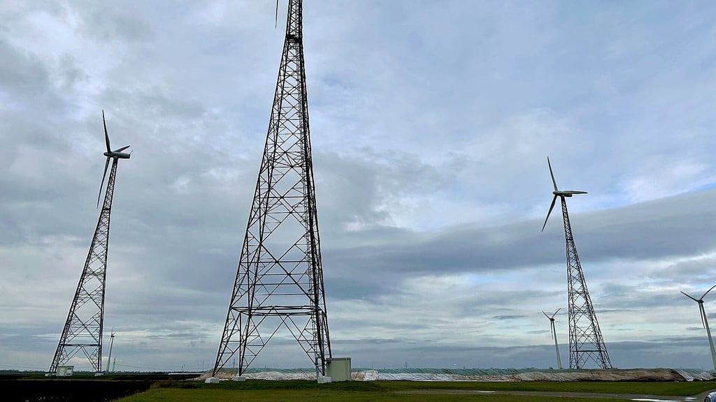 Die drei vorderen Windräder auf den Gittermasten befinden sich bereits im Windeignungsgebiet zwischen Mücheln und Schnellroda.