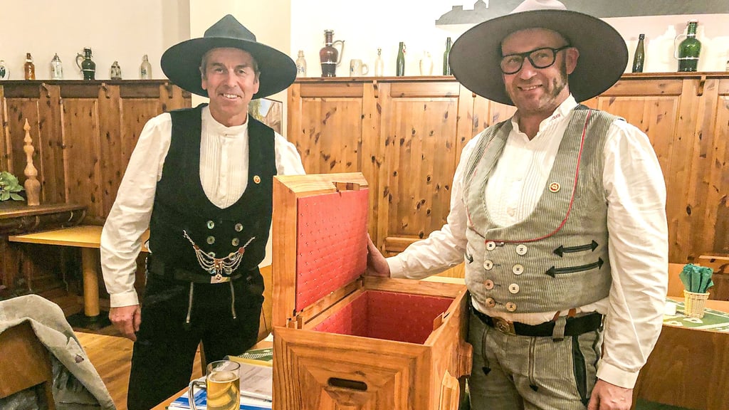 Jens Schäfer und  Enrico Reinecke (v.l.) zeigen die   eigens angefertigte Zunftlade der Wittenberger Bauinnung.  