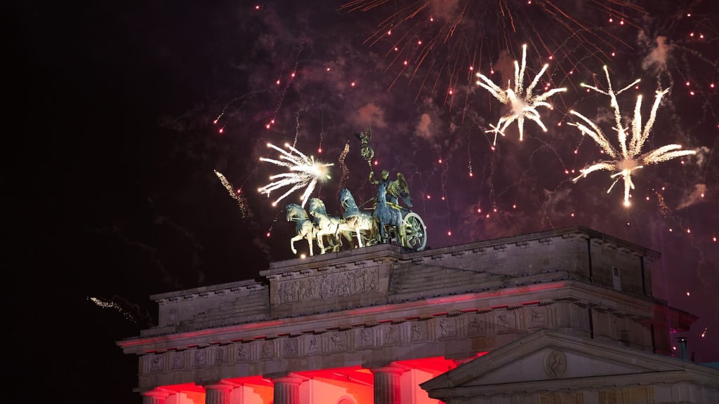 In Berlin soll Silvester auch in diesem Jahr am Brandenburger Tor gefeiert werden. (Archivbild)
