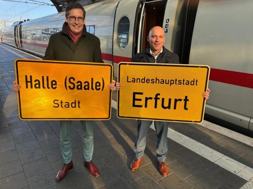 Erfurts Oberbürgermeister Andreas Horn (rechts) besucht seinen Amtskollegen Alexander Vogt in Halle. Beide wollen die Zentrale der Bahn in ihre Stadt holen.