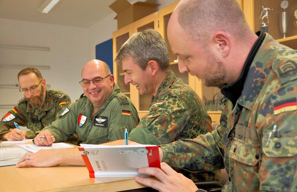 Regelmäßig trifft sich Oberstleutnant Michael Hackert (3.v.r.) mit Soldaten zu Dienstbesprechungen, um Arbeiten am Standort zu koordinieren.