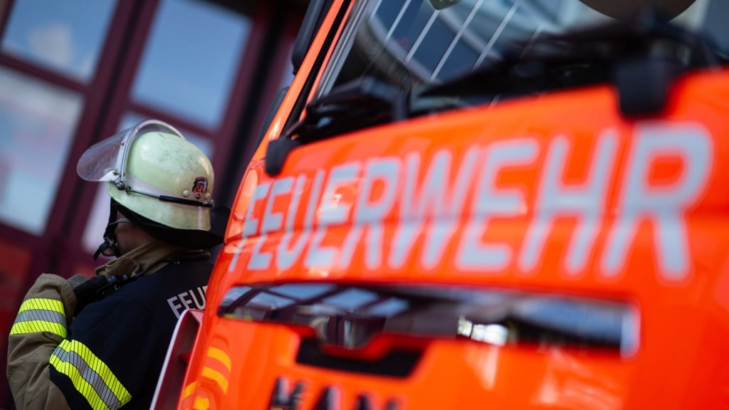 Ein E-Auto ist auf der B1 bei Pietzpuhl vollständig ausgebrannt.