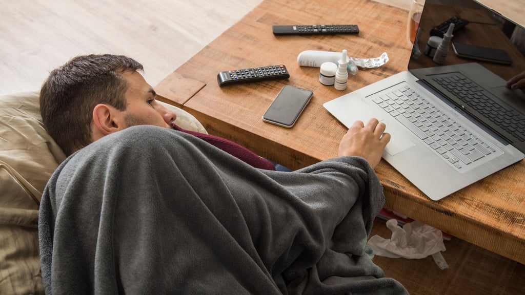 Was im ersten Moment bequem wirkt, kann schnell als Täuschung ausgelegt werden: Bei Online-Krankschreibungen sollten Beschäftigte daher vorsichtig sein.