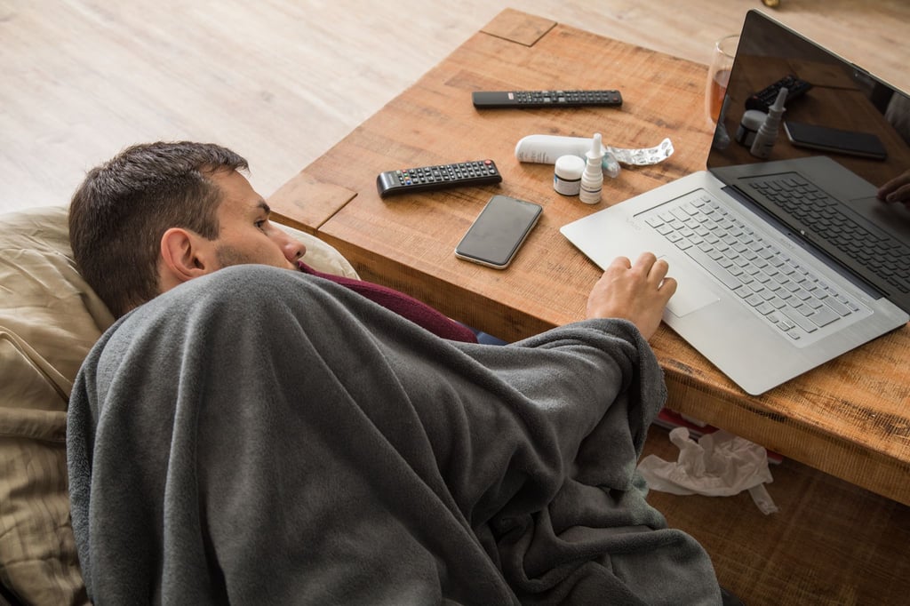 Was im ersten Moment bequem wirkt, kann schnell als Täuschung ausgelegt werden: Bei Online-Krankschreibungen sollten Beschäftigte daher vorsichtig sein.