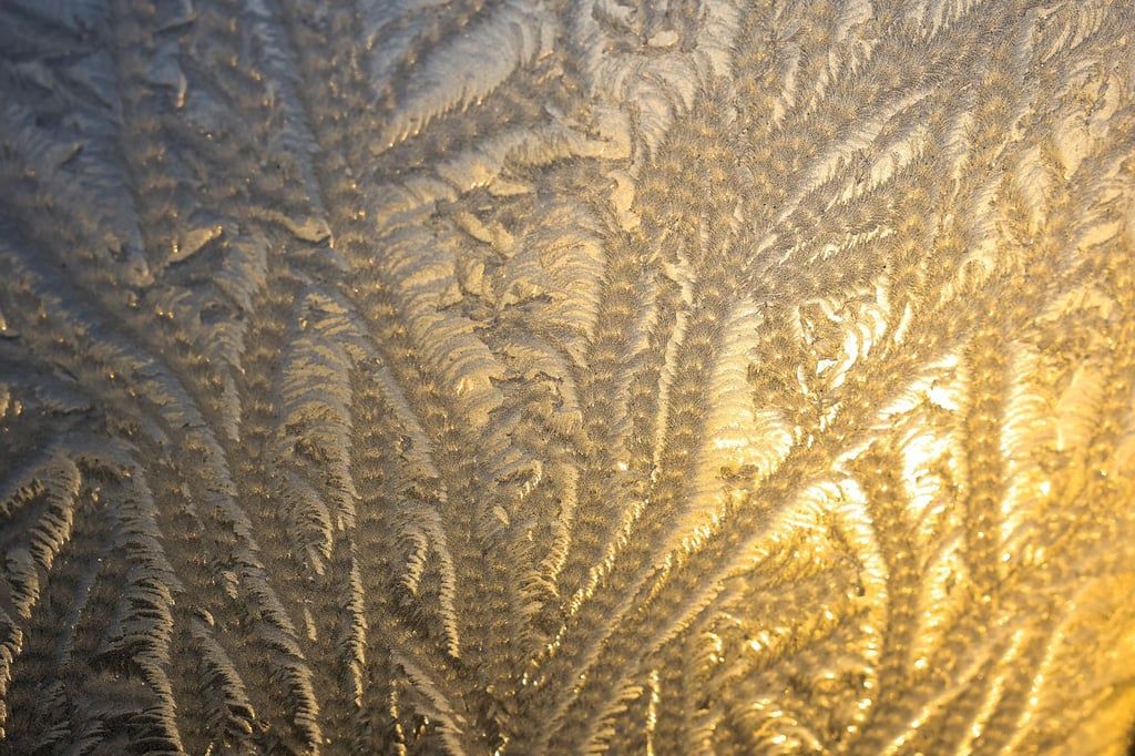 Eisblumen am Fenster. Bei bis zu minus zehn Grad wird es am Wochenende wohl eine Menge davon geben.