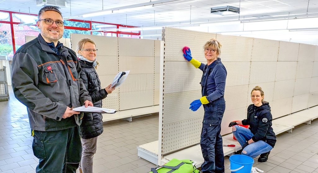 Mathias Mohrmann, Ehefrau Claudia Mohrmann, Ines Tippe und Carla Radtke bereiten alles für die Eröffnung des Pfennigfuchser-Marktes vor. 