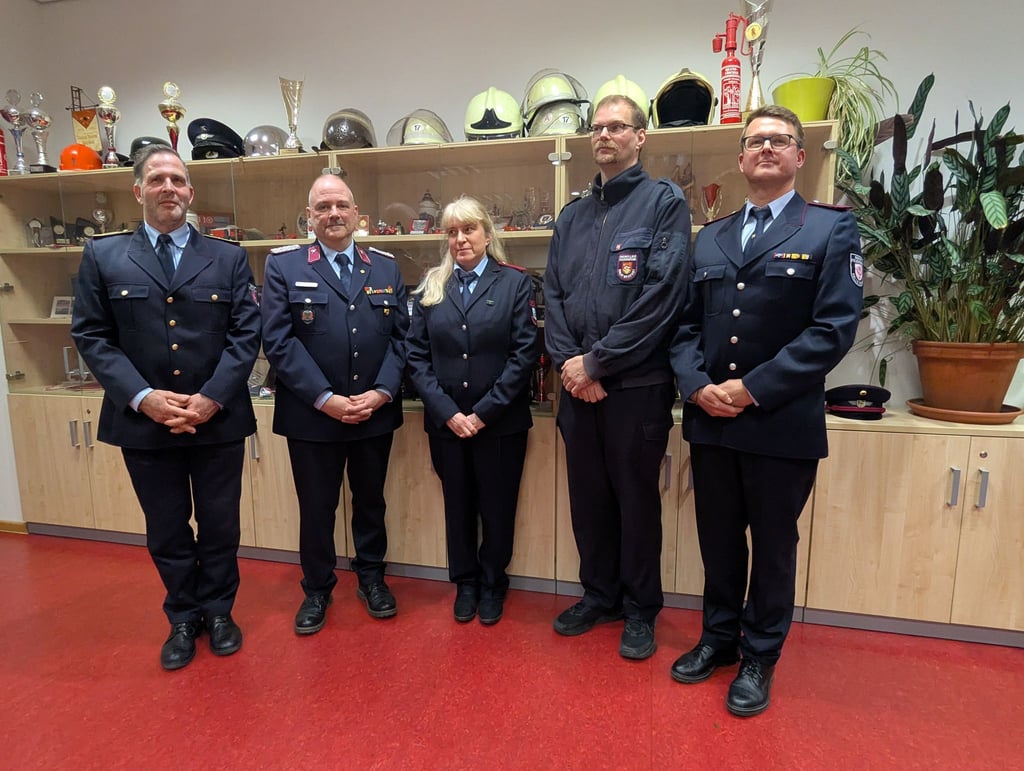 Der neue Vorstand beim Feuerwehrverband Halle e.V.  wurde am Donnerstagabend gewählt. Im Vorstand sind: Von links - Daniel Schöppe, Andy Ziems, Constanze Radam, David Faatz und Michael Schiedewitz. 