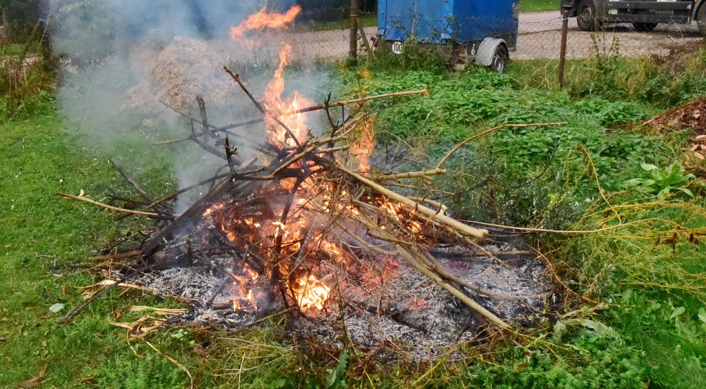 Grünschnitt und Gartenabfälle werden verbrannt.