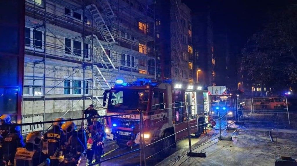 In der Zscherbener Straße in Halle-Neustadt kam es am Donnerstagabend zu einem Großeinsatz der Feuerwehr.&nbsp;