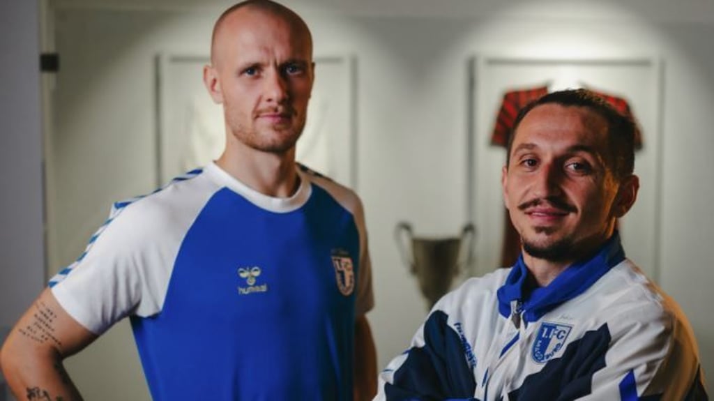 FCM-Kapitän Dominik Reimann und Baris Atik präsentieren die Sonderkollektion anlässlich des 60-jährigen Vereinsjubiläums.