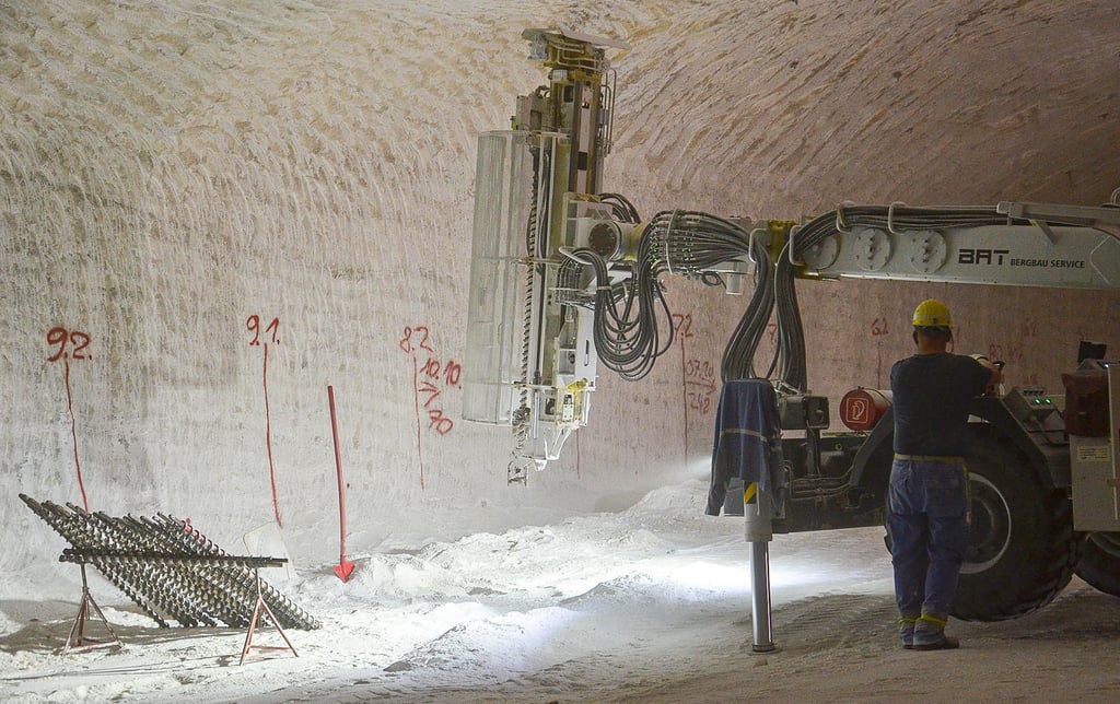 Vor Ort – in „nächster Nähe“ zu Rathmannsdorf – konnten die Besucher auch Bohrvorbereitungen für die nächste Sprengung verfolgen.