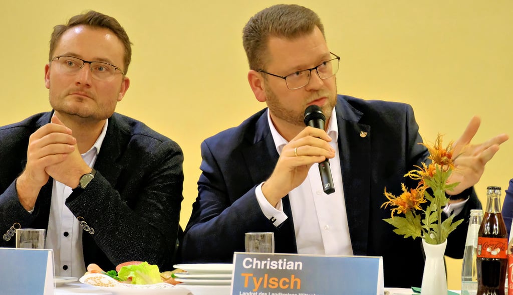 Landrat Christian  Tylsch  spricht offen über die  schwierige  finanzielle  Lage des Landkreises. Norman Langer (li.) hat die Dorfliebe-Tour moderiert.