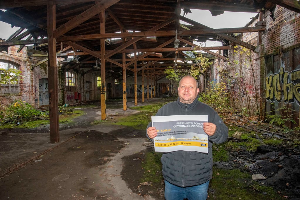 Ronny Sturm im ehemaligen Güterbahnhof: Der Unternehmen will das Gebäude sanieren. 