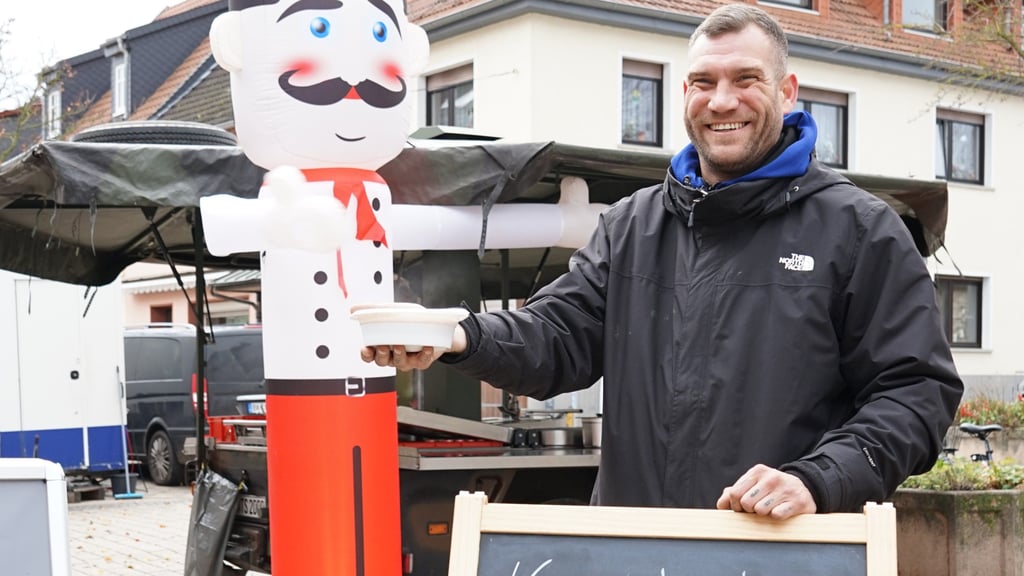Ron Hielscher steht ab sofort an den Markttagen mit seiner Feldküche in Wolmirstedt. Seine Pläne reichen jedoch noch viel weiter.