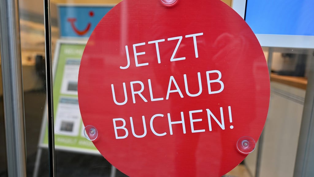 Rund um Weihnachten und den Jahreswechsel werben die Veranstalter besonders intensiv mit ihren Frühbucherangeboten für die Sommersaison.