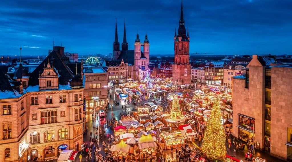 In Sachsen-Anhalt – hier ein Archivbild aus Halle – öffnen wieder zahlreiche Weihnachtsmärkte. Alle Infos zu Standorten, Öffnungszeiten und Programm haben wir hier zusammengefasst.