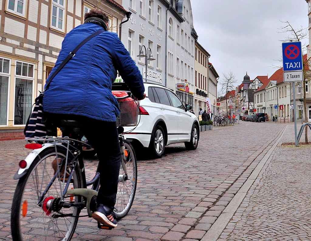 Diese Radlerin macht es richtig  und fährt auf der Straße. 