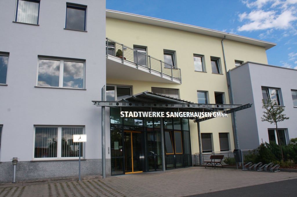 Blick auf das Gebäude der Stadtwerke. Der Kommunale Energieversorger senkt zum1. Januar 2026 seine Strompreise.  