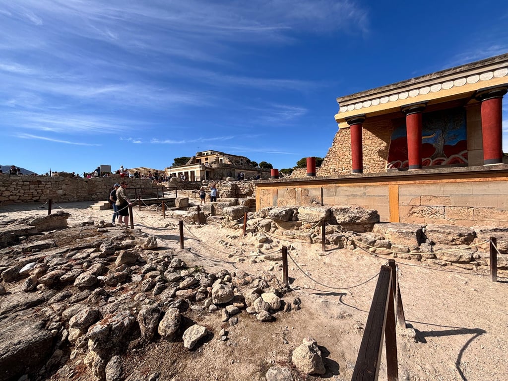 Heinz A. Behrens aus dem Harz hat sich unter anderem den minoischen Palast von Knossos auf Kreta angesehen. Dort fand er erstaunliche Übereinstimmungen zu den Kultstätten im Harz.