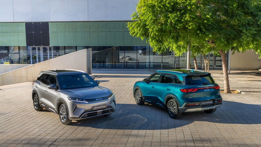 BYD Atto 2 bietet künftig mehr Antriebsvarianten: Neben dem bekannten Elektroantrieb (links) kommt ein Plug-in-Hybrid (rechts) mit bis zu 1.000 Kilometern Reichweite.