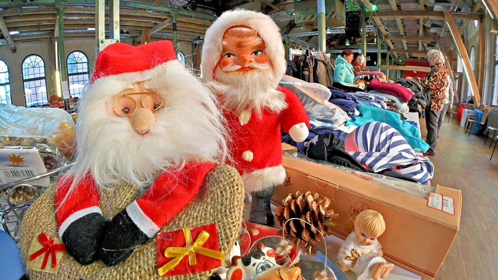 Weihnachtliche Dekoartikel gehören bei der Börse für Bedürftige in Aschersleben ebenso zum Sortiment wie beispielsweise Kleidungsstücke.