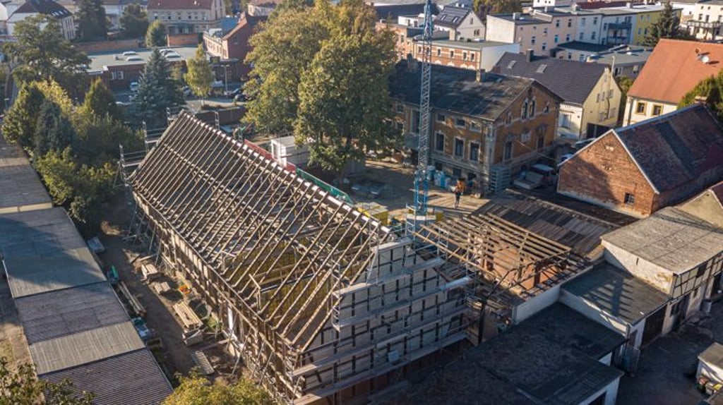 Derzeit wird in Magdeburg-Diesdorf ein Gutshof saniert. Der Dachstuhl der ehemaligen Scheune wird ertüchtigt. 