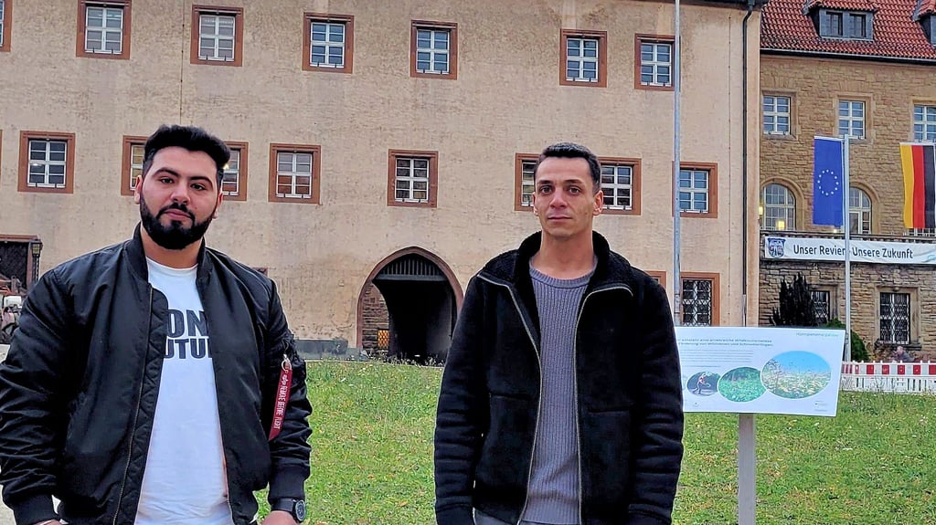 Die Zeitzer Syrer Ammar Sabsoob (links) und Noureddin Zaki können noch nicht einschätzen, in welche Richtung sich ihr Heimatland entwickelt. 